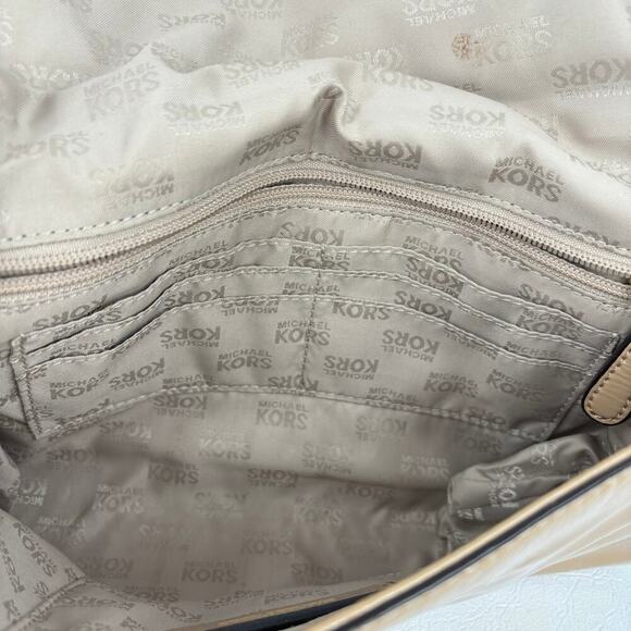 Michael Kors Beverly Oversized Clutch Shoulder Handbag Beige Patent Leather - Picture 8 of 14